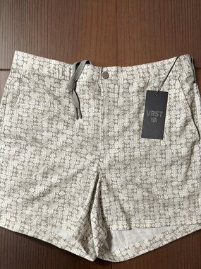 VRST Men's 5" Resort Short Print White/Silver Stamped Geo - Men’s Size M
